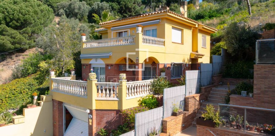 Villa in Vilassar de Dalt, Barcelona, Spain 4 bedrooms, 231 sq.m. No. 164615