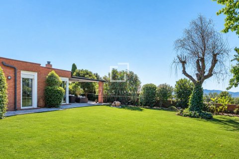 Villa in Bellaterra, Barcelona, Spain 5 bedrooms, 226 sq.m. No. 196237