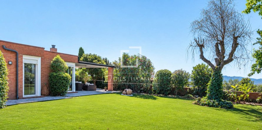 Villa in Bellaterra, Barcelona, Spain 5 bedrooms, 226 sq.m. No. 196237