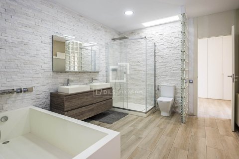 Villa for sale in Bellaterra, Barcelona, Spain 5 bedrooms, 226 sq.m. No. 196237 - photo 28