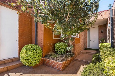 Villa for sale in Bellaterra, Barcelona, Spain 5 bedrooms, 226 sq.m. No. 196237 - photo 3