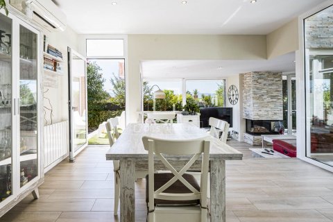 Villa for sale in Bellaterra, Barcelona, Spain 5 bedrooms, 226 sq.m. No. 196237 - photo 5