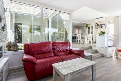 Villa for sale in Bellaterra, Barcelona, Spain 5 bedrooms, 226 sq.m. No. 196237 - photo 9