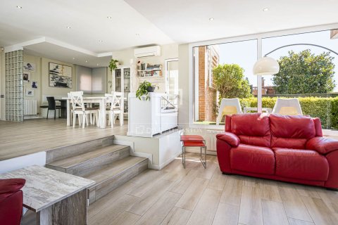 Villa for sale in Bellaterra, Barcelona, Spain 5 bedrooms, 226 sq.m. No. 196237 - photo 10