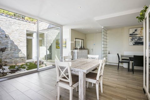 Villa for sale in Bellaterra, Barcelona, Spain 5 bedrooms, 226 sq.m. No. 196237 - photo 6