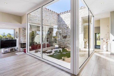 Villa for sale in Bellaterra, Barcelona, Spain 5 bedrooms, 226 sq.m. No. 196237 - photo 11