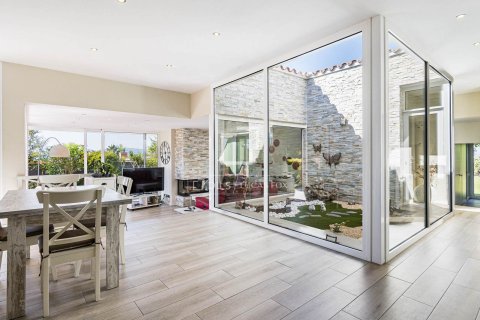 Villa for sale in Bellaterra, Barcelona, Spain 5 bedrooms, 226 sq.m. No. 196237 - photo 12