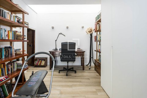 Villa for sale in Bellaterra, Barcelona, Spain 5 bedrooms, 226 sq.m. No. 196237 - photo 25