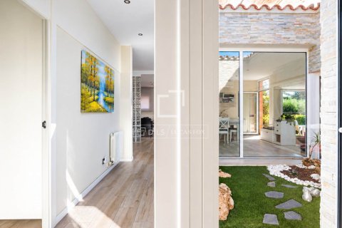 Villa for sale in Bellaterra, Barcelona, Spain 5 bedrooms, 226 sq.m. No. 196237 - photo 14