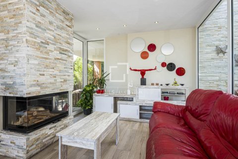 Villa for sale in Bellaterra, Barcelona, Spain 5 bedrooms, 226 sq.m. No. 196237 - photo 8