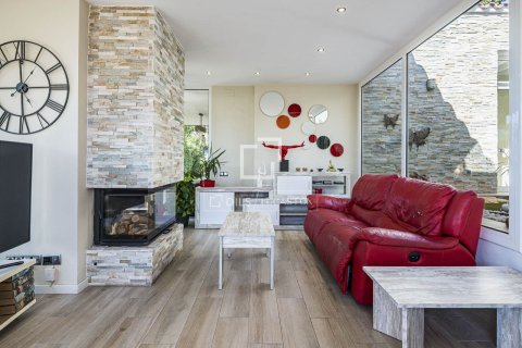 Villa for sale in Bellaterra, Barcelona, Spain 5 bedrooms, 226 sq.m. No. 196237 - photo 7