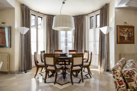 Huoneisto vuokrattavana Barcelona, Espanja, 3 makuuhuonetta, 213 m2 No. 196242 - kuva 3