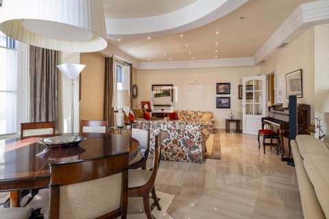 Huoneisto vuokrattavana Barcelona, Espanja, 3 makuuhuonetta, 213 m2 No. 196242 - kuva 7