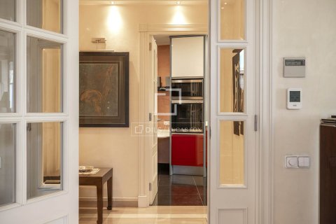 Huoneisto vuokrattavana Barcelona, Espanja, 3 makuuhuonetta, 213 m2 No. 196242 - kuva 12