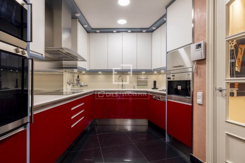 Huoneisto vuokrattavana Barcelona, Espanja, 3 makuuhuonetta, 213 m2 No. 196242 - kuva 13