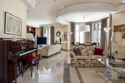 Huoneisto Barcelona, Espanja 3 makuuhuonetta, 213 m2 No. 196242