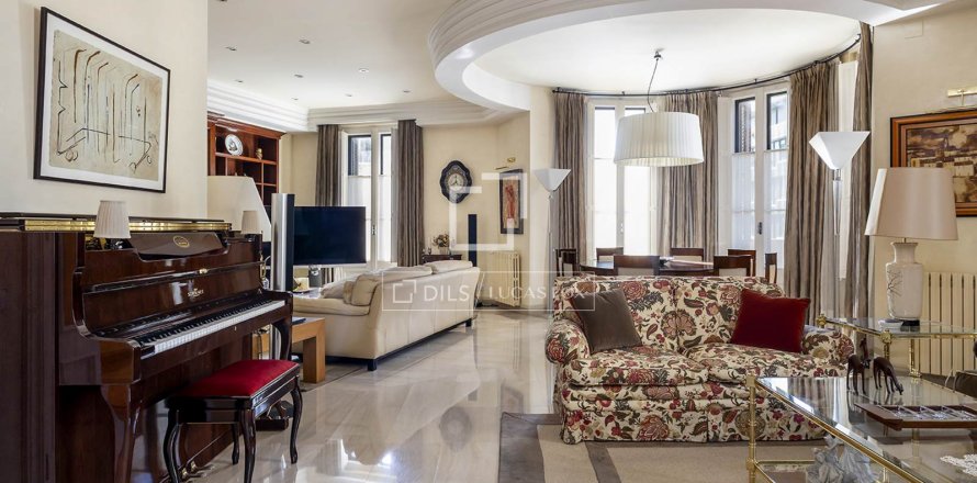Huoneisto Barcelona, Espanja 3 makuuhuonetta, 213 m2 No. 196242
