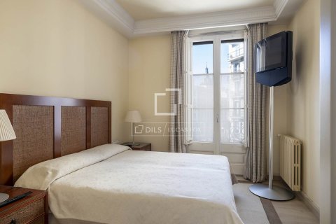 Huoneisto vuokrattavana Barcelona, Espanja, 3 makuuhuonetta, 213 m2 No. 196242 - kuva 17