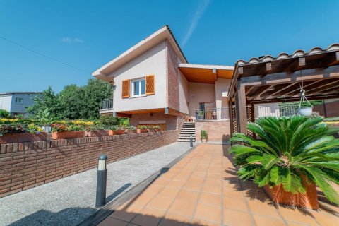 Продажа дома в Аренис де Мунт, Барселона, Испания 4 спальни,  №140934 - фото 1