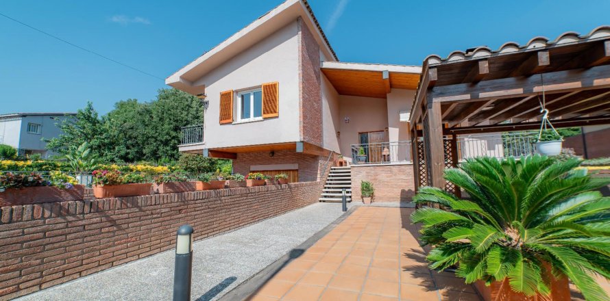 Дом в Аренис де Мунт, Барселона, Испания 4 спальни,  №140934