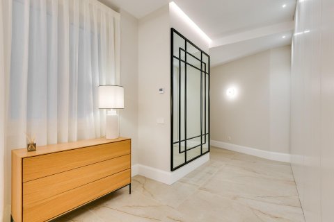 Продажа квартиры в Мадрид, Испания 2 спальни, 147м2 №165955 - фото 28