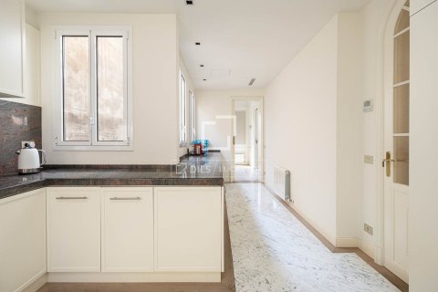 Lägenhet till salu i Barcelona, Spanien 5 sovrum, 236 kvm. Nr. 161441 - foto 15