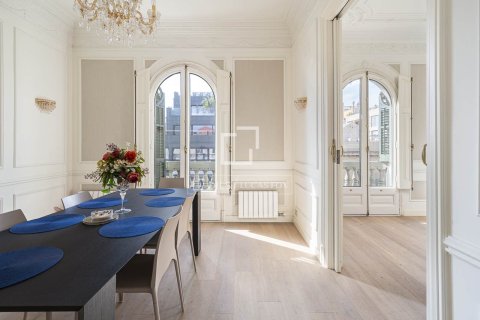 Lägenhet till salu i Barcelona, Spanien 5 sovrum, 236 kvm. Nr. 161441 - foto 3