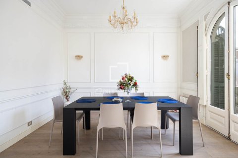 Lägenhet till salu i Barcelona, Spanien 5 sovrum, 236 kvm. Nr. 161441 - foto 2