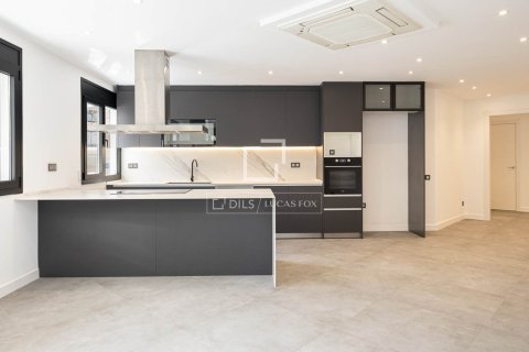 Lägenhet till salu i Barcelona, Spanien 3 sovrum, 121 kvm. Nr. 161444 - foto 2