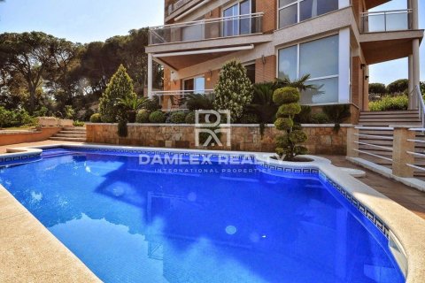 House à vendre à Lloret de Mar, Girona, Espagne, 4 chambres, 355 m2 No. 177128 - photo 3