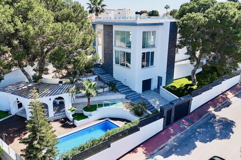 Villa till salu Torrevieja, Alicante, Spanien 6 sovrum, 218 kvm. Nr. 139464 - foto 1