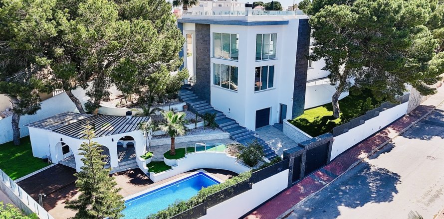 Villa Torrevieja, Alicante, Spanien 6 sovrum, 218 kvm. Nr. 139464
