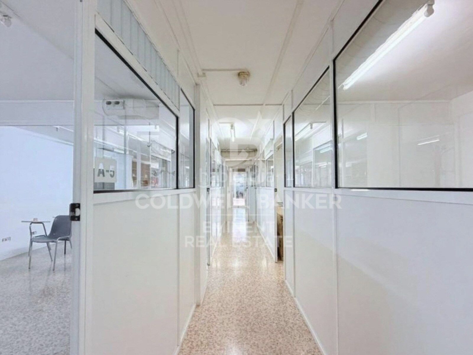 Commercial property à Barcelona, Espagne 767 m2 No. 179043