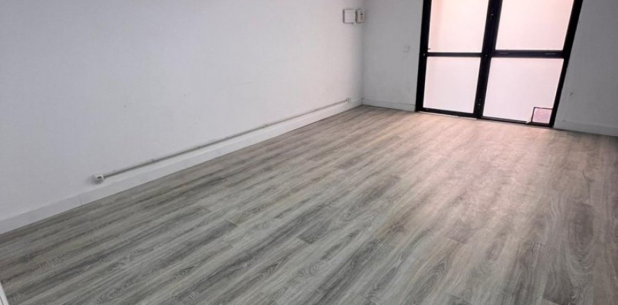 Commercial property in Badalona, Barcelona, Spain 1 bedroom, 40 sq.m. No. 184865