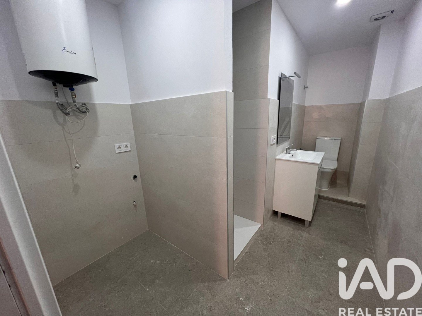 Commercial property in Badalona, Barcelona, Spain 1 bedroom, 40 sq.m. No. 184865