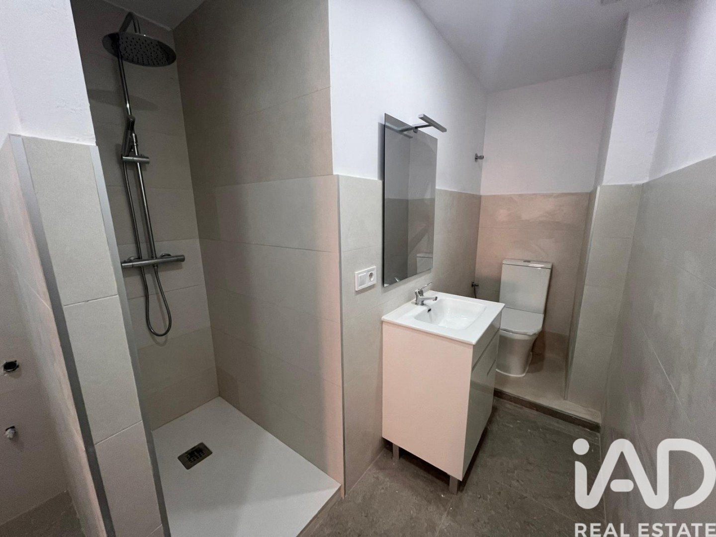 Commercial property in Badalona, Barcelona, Spain 1 bedroom, 40 sq.m. No. 184865