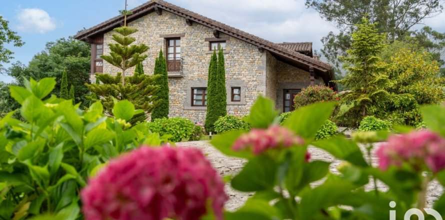 Дом в Рибадедева, Астурия, Испания 4 спальни, 315м2 №153393