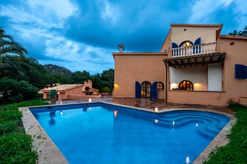 Villa for sale in Nova Santa Ponsa, Mallorca, Spain 4 bedrooms, 416 sq.m. No. 147013 - photo 1