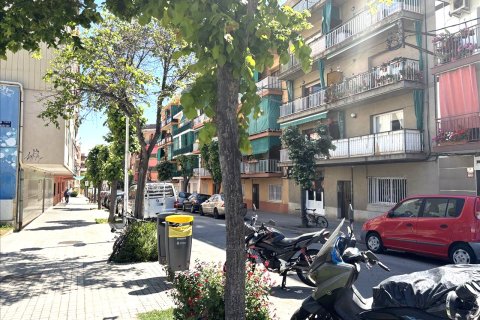 Huoneisto myytävänä Premia De Mar, Barcelona, Espanja, 3 makuuhuonetta, 106 m2 No. 186440 - kuva 2