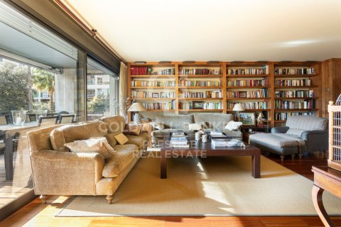 Продажа квартиры в Барселона, Испания 4 спальни, 221м2 №160011 - фото 3