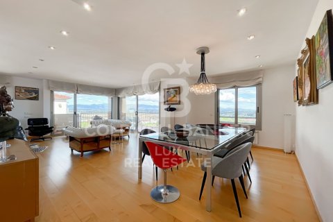 Kattohuoneisto Figueres, Girona, Espanja 3 makuuhuonetta, 181 m2 No. 160014