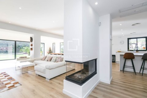 Villa for sale in Gava, Barcelona, Spain 4 bedrooms, 311 sq.m. No. 150206 - photo 10
