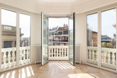 Apartamento en venta en Barcelona, España 4 dormitorios, 208 m2 No. 150208 - foto 2