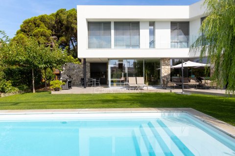 Villa for sale in Teia, Barcelona, Spain 4 bedrooms, 494 sq.m. No. 150205 - photo 3