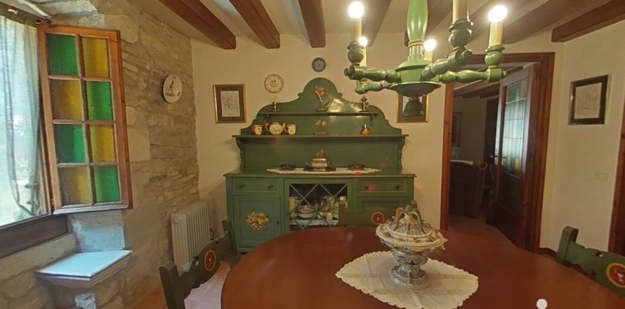 Kaupunkipientalo Lleida, Espanja 2 makuuhuonetta, 216 m2 No. 154173