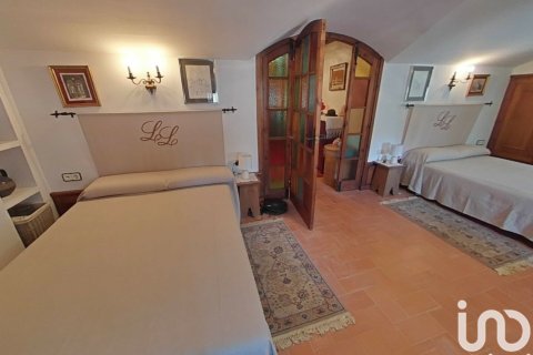 Kaupunkipientalo myytävänä Lleida, Espanja, 2 makuuhuonetta, 216 m2 No. 154173 - kuva 13