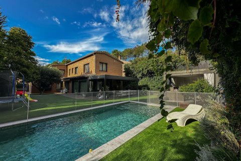 Продажа дома в Сан-Кугат-дель-Вальес, Барселона, Испания 4 спальни,  №140900 - фото 1