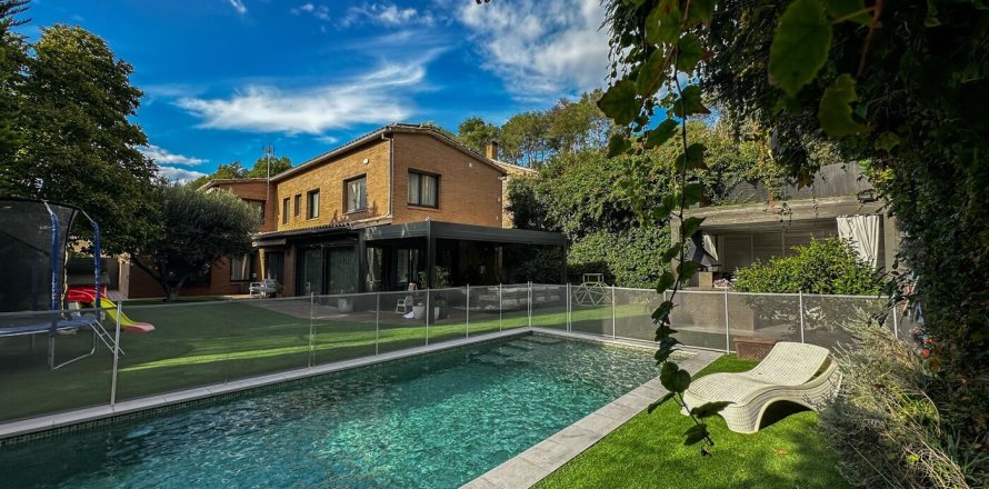 Дом в Сан-Кугат-дель-Вальес, Барселона, Испания 4 спальни,  №140900