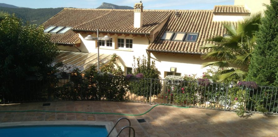 Apartment in Banyeres de Mariola, Alicante, Spain 4 bedrooms, 600 sq.m. No. 164988