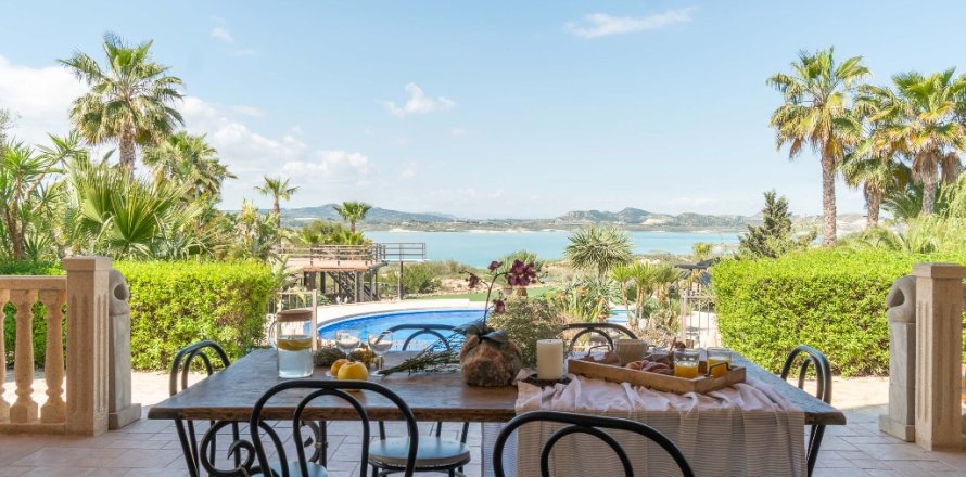 Villa in Alicante, Spain 5 bedrooms, 600 sq.m. No. 145559